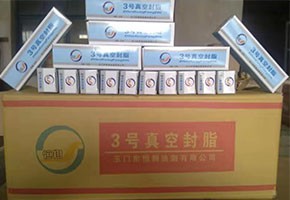 本產(chǎn)品是由潤(rùn)滑油基礎(chǔ)油經(jīng)精餾、稠化并加入適量的添加劑，再經(jīng)后處理后制得。本產(chǎn)品主要用作真空系統(tǒng)的活動(dòng)部分和可拆卸部分的密封和潤(rùn)滑。1、2、3號(hào)適用于30℃條件下使用，4號(hào)最高使用溫度可達(dá)120℃，可用